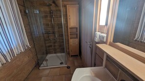 Douche, serviettes fournies, papier toilette
