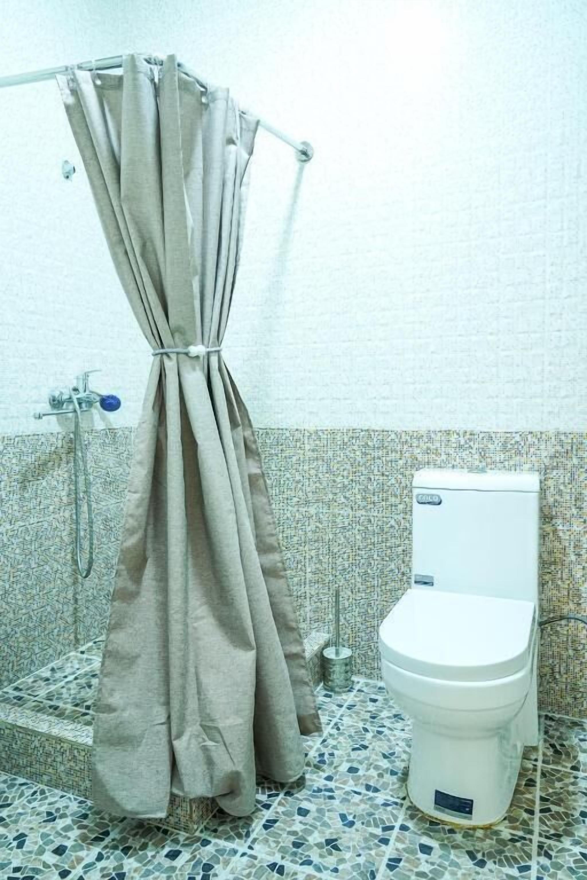 Ducha, secador de pelo, toallas, papel higiénico