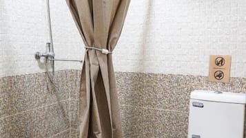 Dusche, Haartrockner, Handtücher, Toilettenpapier