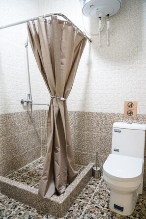 Regadera, secadora de cabello, toallas, papel de baño 