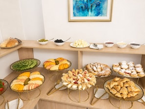 Free daily buffet breakfast