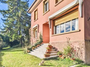 A two-story building with a stone staircase leading to the entrance, surrounded by greenery and trees. - Villa Marina - Immersed in Nature (Cavaso del Tomba)