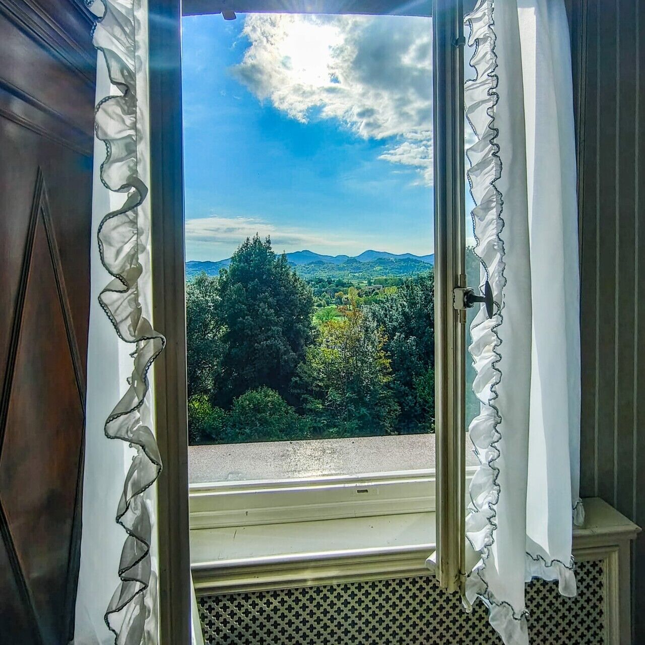 A window with a view of a mountainous landscape.. Villa Marina - Immersed in Nature