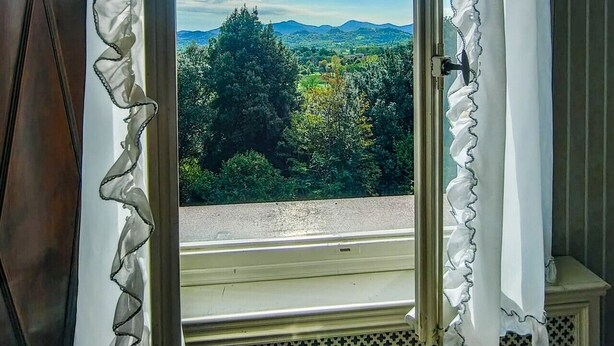 A window with a view of a mountainous landscape. - Villa Marina - Immersed in Nature (Cavaso del Tomba)