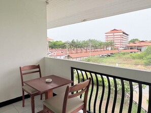 Standard Double or Twin Room, Balcony, Garden View | Outdoor dining - NJ INTHAI HOTEL (Khlong Luang)