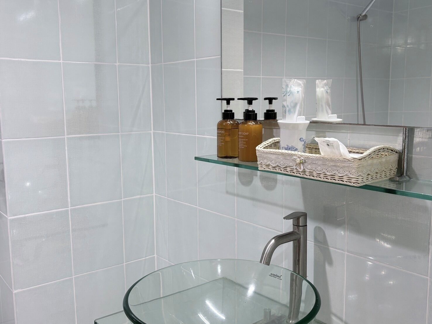 Habitación estándar con 1 cama matrimonial o 2 individuales, balcón, vista al jardín | Baño | Amenidades de baño gratuitas, secadora de cabello, pantuflas, toallas 