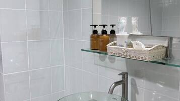 Habitación estándar con 1 cama matrimonial o 2 individuales, balcón, vista al jardín | Baño | Amenidades de baño gratuitas, secadora de cabello, pantuflas, toallas