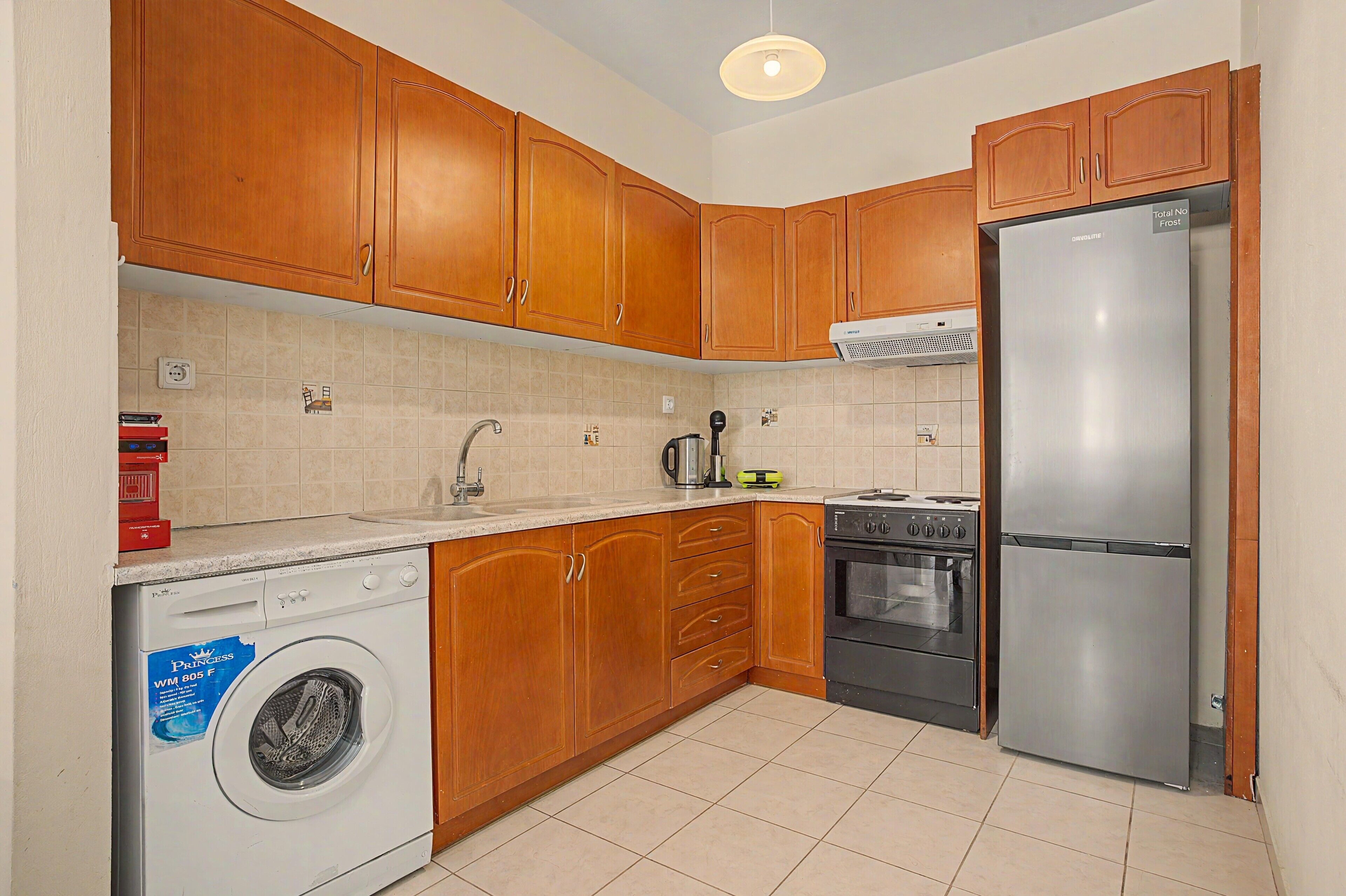 Coffee/tea maker, fridge, oven, stovetop