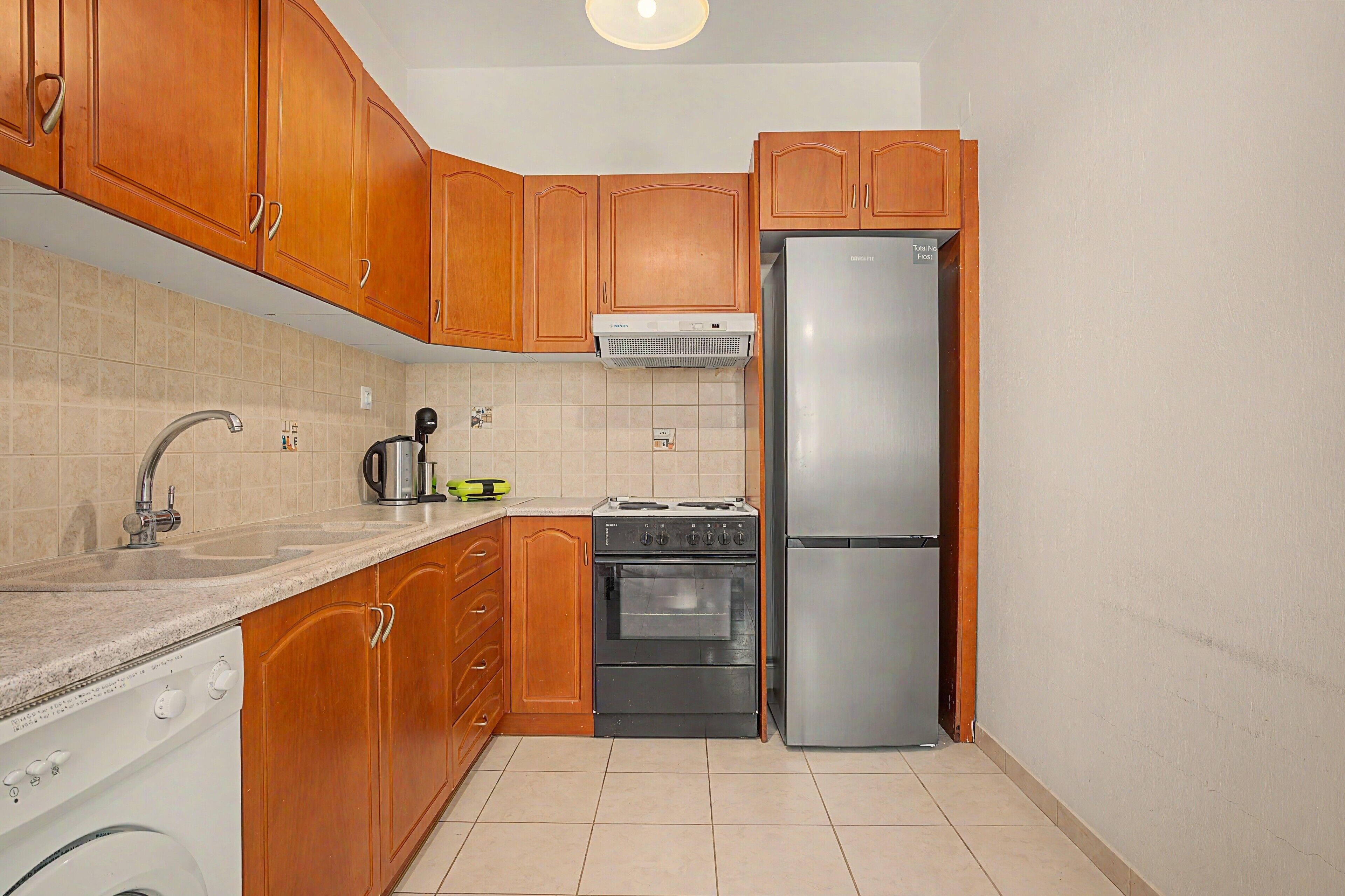 Coffee/tea maker, fridge, oven, stovetop