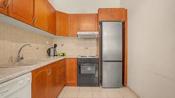 Coffee/tea maker, fridge, oven, stovetop