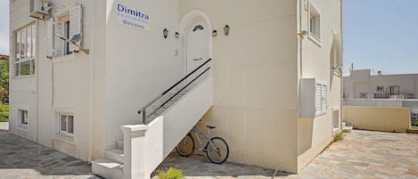 Un immeuble sur lequel on peut lire l’inscription : « Dimitra Apartments vous souhaite la bienvenue ».