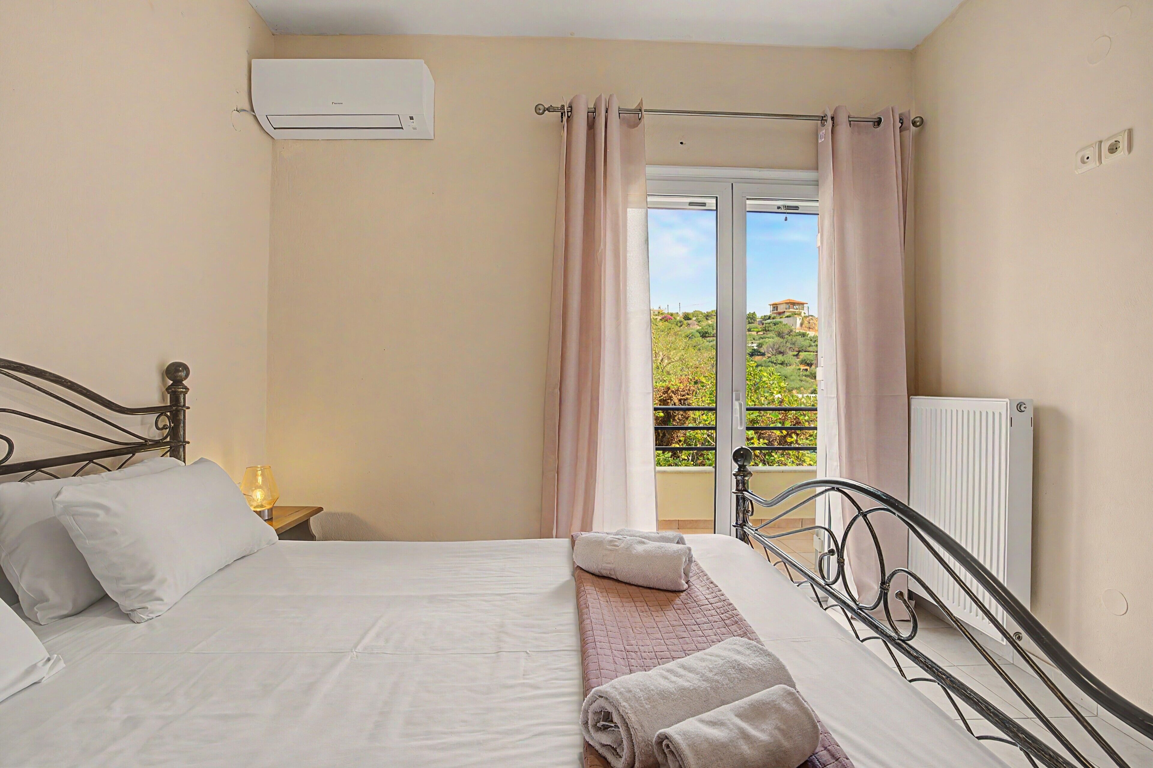 Tabla de planchar con plancha, wifi y ropa de cama 