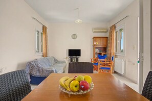 TV - Apartment 'Dimitra Family' with Mountain View, Wi-Fi and Air Conditioning (Zakros)