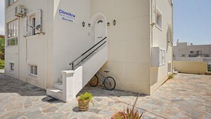 Een gebouw met een bord waarop staat: 'Dimitra Apartments Welkomt U'.