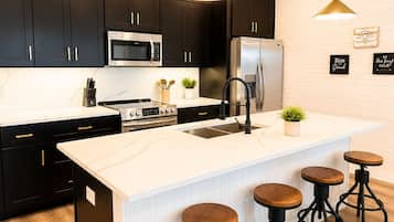 Coffee/tea maker, fridge, microwave, oven