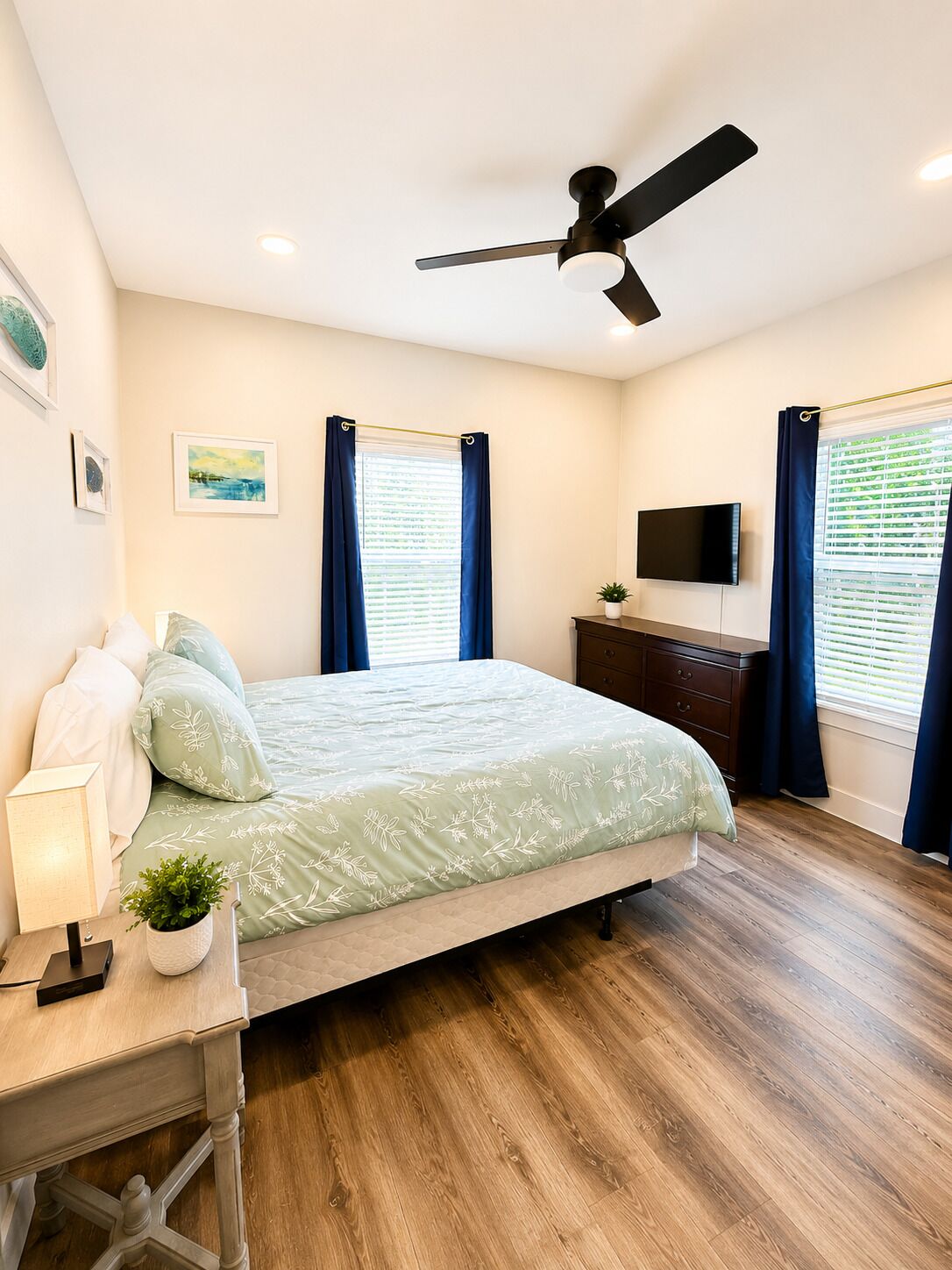 3 bedrooms, iron/ironing board, WiFi (free), bed sheets