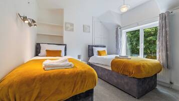 4 bedrooms, iron/ironing board, internet, bed sheets