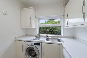 Private kitchen - The Thorney Retreat: Peterborough (Thorney)