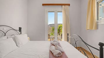 Tabla de planchar con plancha, wifi y ropa de cama