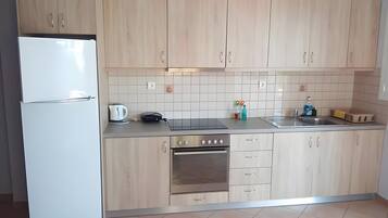 Geladeira, fogão, cooktop, cafeteira/chaleira