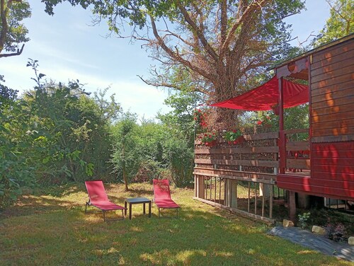 La Libellule, a travel trailer with a private spa in the countryside