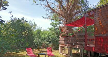 La Libellule, a travel trailer with a private spa in the countryside