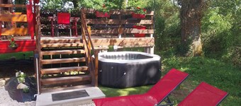 La Libellule, a travel trailer with a private spa in the countryside