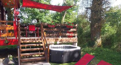 La Libellule, roulotte avec spa privé en campagne