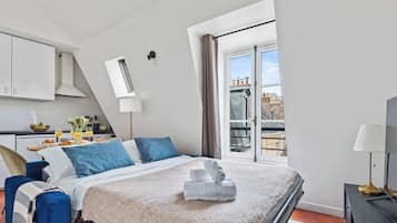 1 chambre, bureau, fer et planche à repasser, lit parapluie