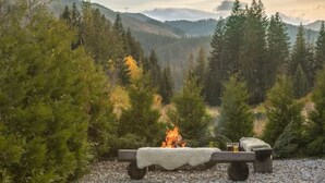A campfire with logs, a blanket, and glasses of beer in a forest setting. - Holiday Home With a Terrace and Mountain Views (Koscielisko)