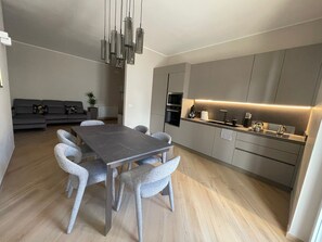 Eine moderne Küche mit Kochinsel, integriertem Backofen und einer eleganten Arbeitsplatte.