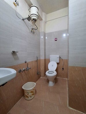Shower, towels - Inn Royal by Lakhraw Rd Varanasi (Nasirpur)