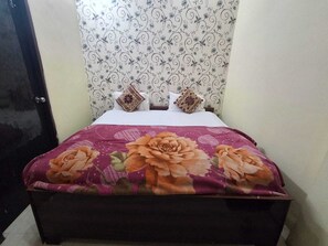 Desk, free WiFi - Inn Royal by Lakhraw Rd Varanasi (Nasirpur)