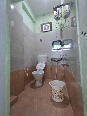 Chambre Double Supérieure, vue ville | Salle de bain