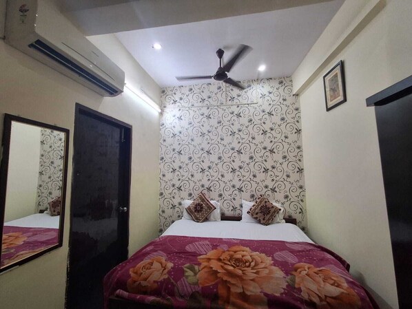 Desk, free WiFi - Inn Royal by Lakhraw Rd Varanasi (Nasirpur)