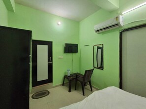 Desk, free WiFi - Inn Royal by Lakhraw Rd Varanasi (Nasirpur)