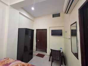 Desk, free WiFi - Inn Royal by Lakhraw Rd Varanasi (Nasirpur)