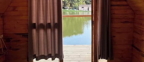 Cabane, balcon, vue lac