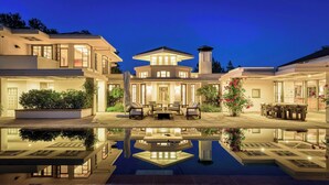 A luxurious house with a swimming pool, outdoor seating, and a well-lit garden. - Frank Lloyd Wright-Inspired Healdsburg Estate (Healdsburg)