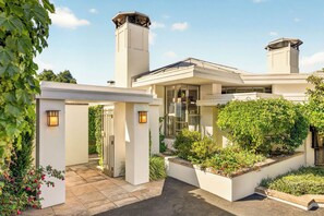Exterior - Frank Lloyd Wright-Inspired Healdsburg Estate (Healdsburg)
