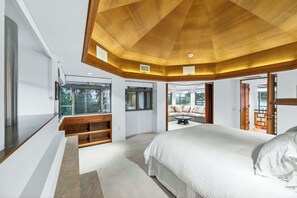 Room - Frank Lloyd Wright-Inspired Healdsburg Estate (Healdsburg)