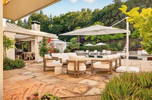 Outdoor dining - Frank Lloyd Wright-Inspired Healdsburg Estate (Healdsburg)