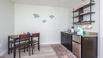 Kühlschrank, Mikrowelle, Herdplatte, Wasserkocher mit Kaffee-/Teezubehör