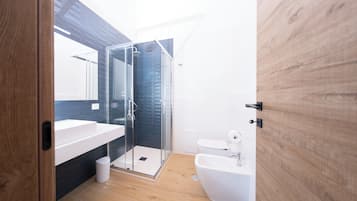 Een douche, een haardroger, een bidet, handdoeken