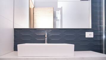 Een douche, een haardroger, een bidet, handdoeken