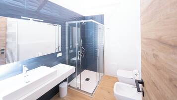 Een douche, een haardroger, een bidet, handdoeken