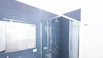 Dusche, Haartrockner, Bidet, Handtücher
