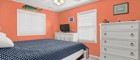 4 bedrooms, desk, WiFi (free)