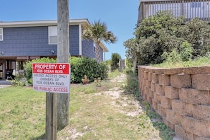 A sign indicating private property with no public access.