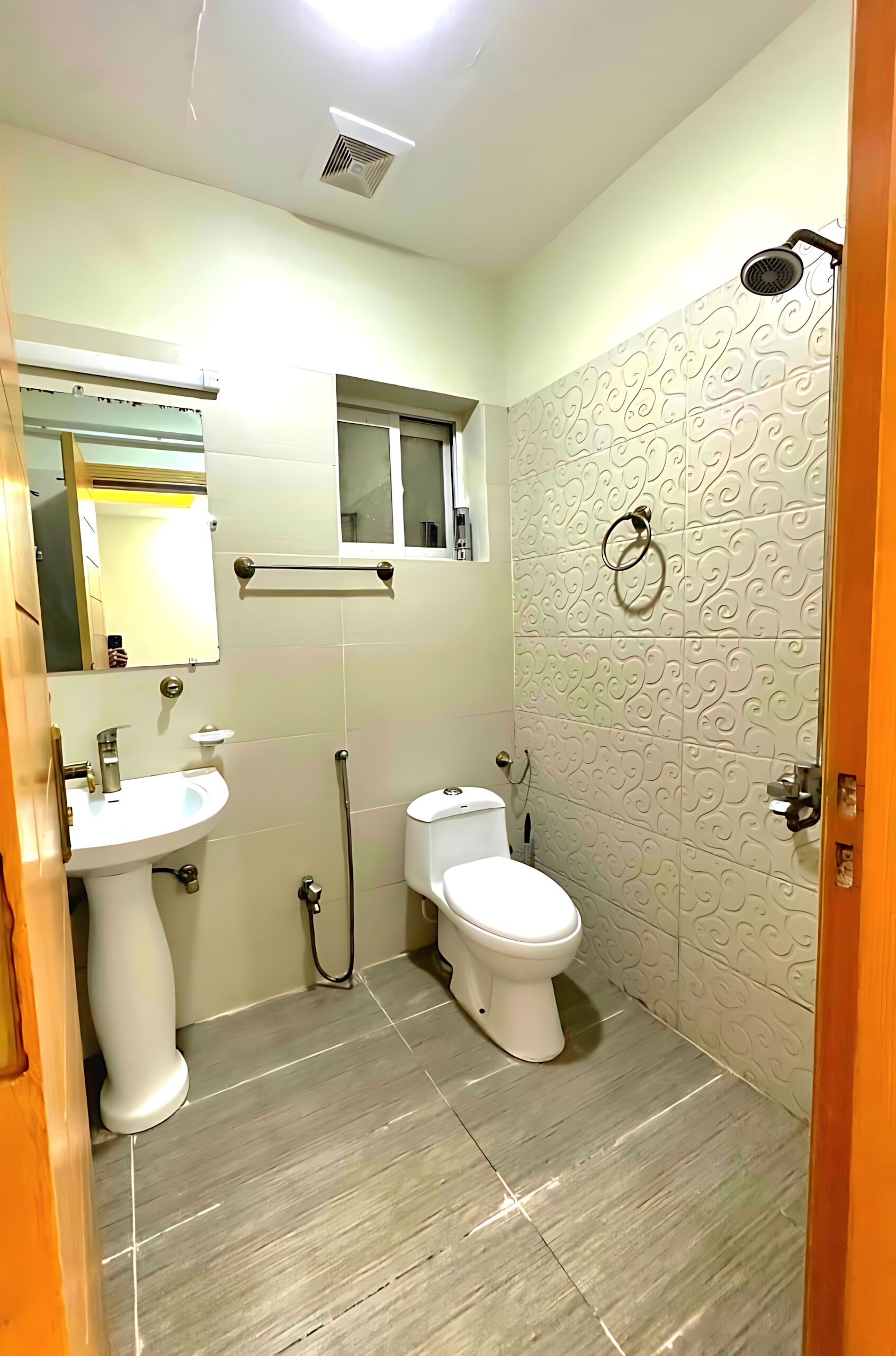 Phòng Deluxe (Master Room) | Phòng t ắm | Buồng tắm vòi sen, dép đi trong nhà, khăn tắm, xà phòng 